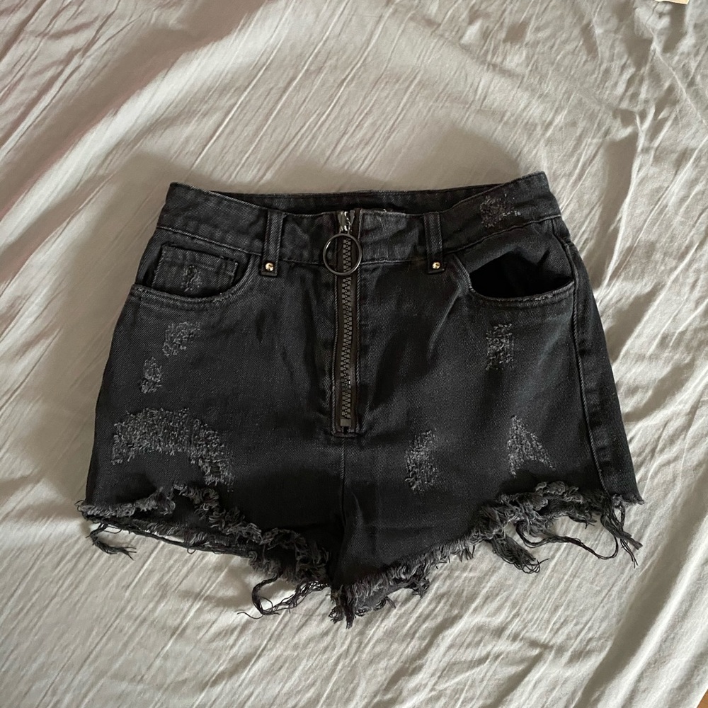 Highwaisted Black Distressed Zipper Shorts